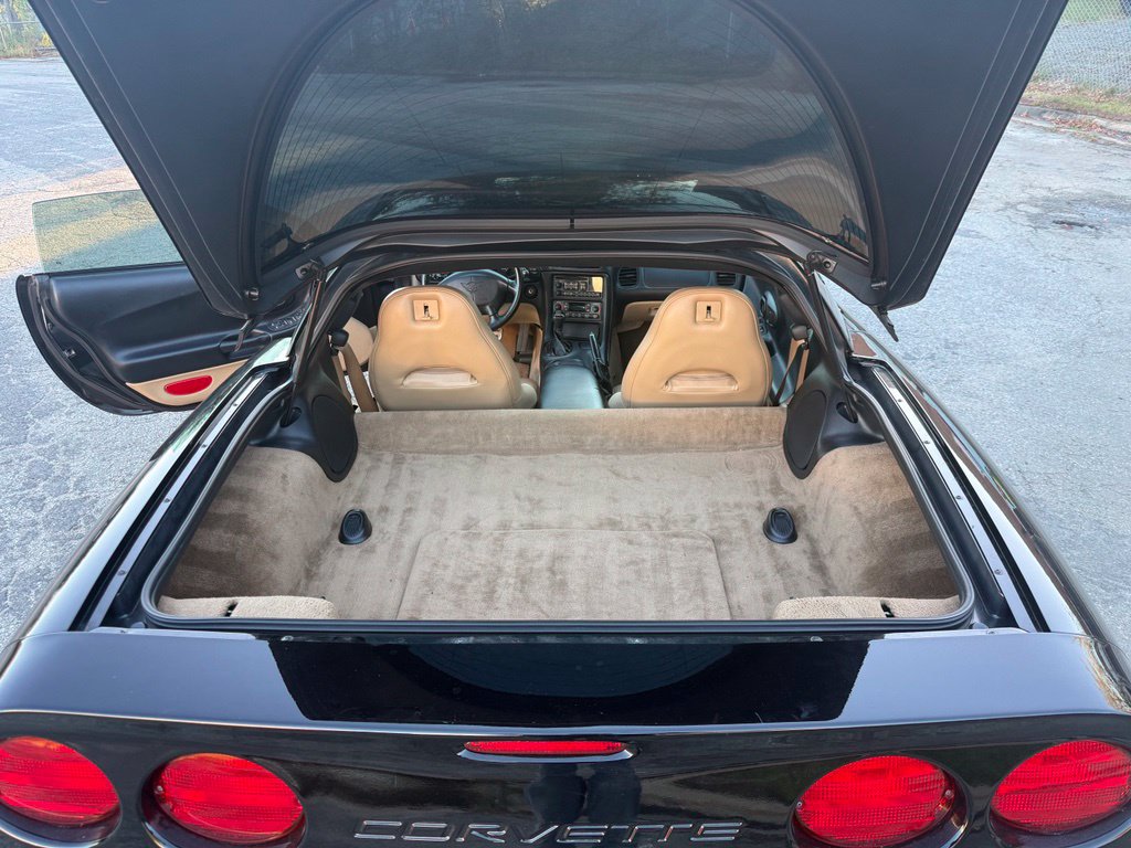 Used 2004 Chevrolet Corvette Coupe RWD image 30