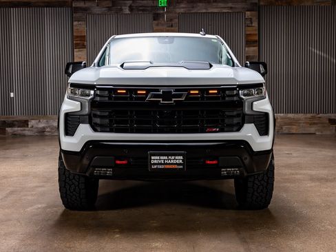 Used 2024 Chevrolet Silverado 1500 LT Trail Boss w/ LT Trail Boss Premium Package AWD/4WD image 2