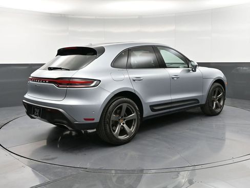 Certified 2022 Porsche Macan image 8