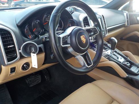 Used 2016 Porsche Cayenne w/ Premium Package image 10