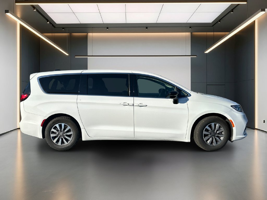 Used 2024 Chrysler Pacifica Limited FWD image 7