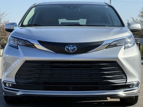 Used 2021 Toyota Sienna XLE image 8