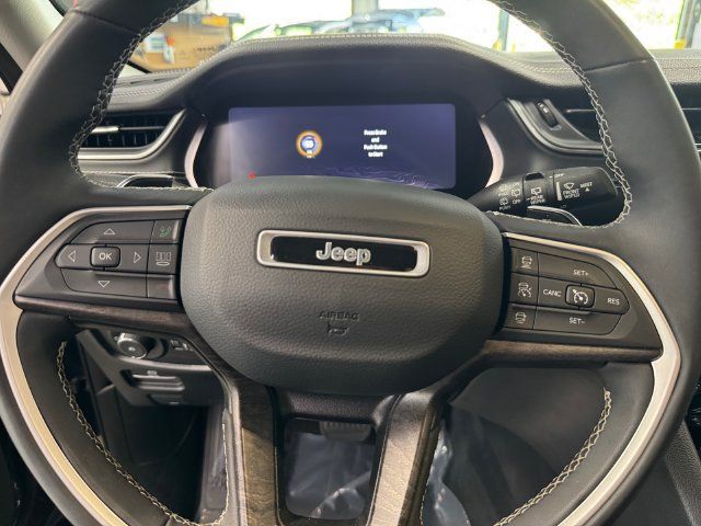 Used 2023 Jeep Grand Cherokee Limited w/ Luxury Tech Group II AWD/4WD image 21