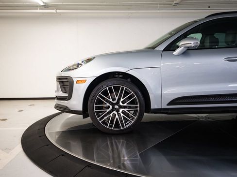 Certified 2024 Porsche Macan AWD/4WD image 11