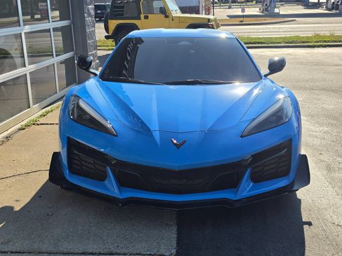 Used 2025 Chevrolet Corvette Z06 RWD image 2