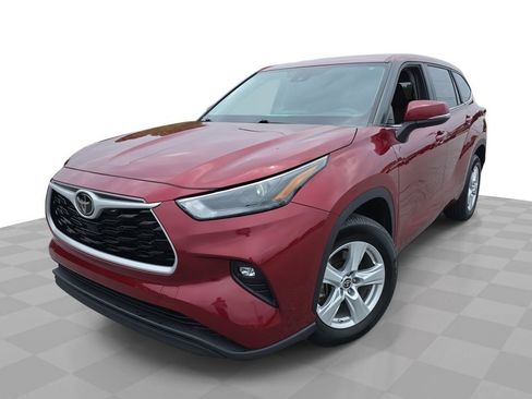 Used 2024 Toyota Highlander LE FWD image 1