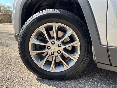 Used 2019 Jeep Cherokee Latitude Plus w/ Cold Weather Group AWD/4WD image 45
