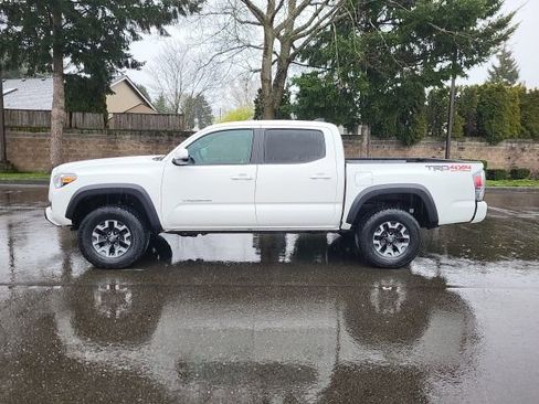 Used 2021 Toyota Tacoma TRD Off-Road w/ Technology Package image 2