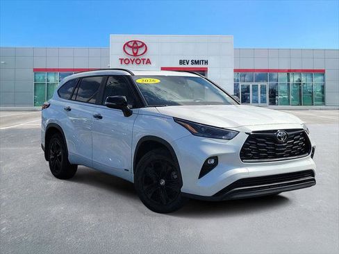Certified 2025 Toyota Highlander XLE AWD/4WD image 1