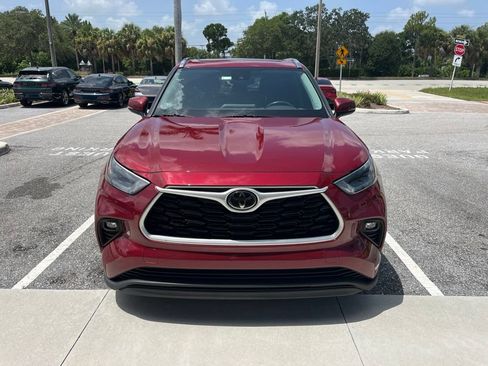 Used 2021 Toyota Highlander XLE FWD image 2