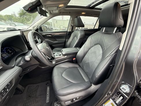 Certified 2025 Toyota Highlander Platinum image 13