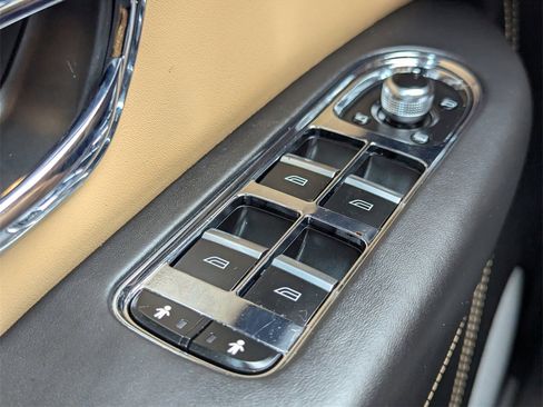 Used 2021 Bentley Bentayga V8 image 19