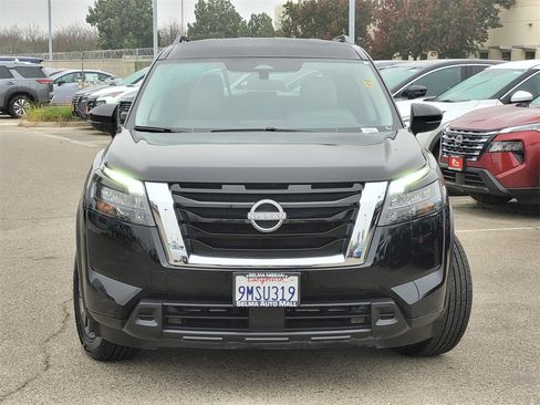 Used 2024 Nissan Pathfinder SV image 3