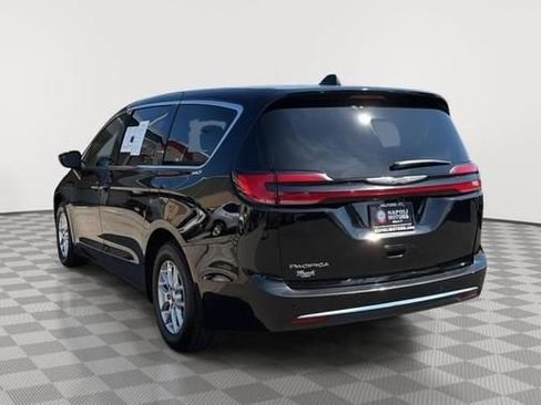 Used 2025 Chrysler Pacifica Select FWD image 5