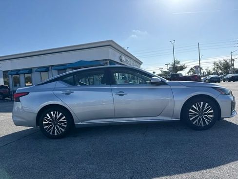 Used 2023 Nissan Altima 2.5 SV FWD image 4