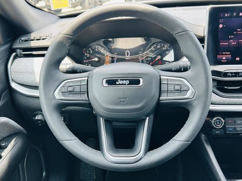 Used 2023 Jeep Compass Latitude AWD/4WD image 12