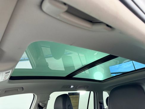 Used 2022 Volkswagen Tiguan SE image 14