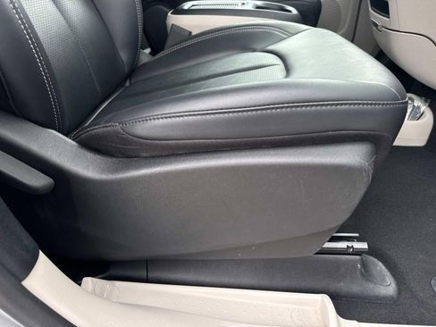 Used 2024 Chrysler Pacifica Touring-L FWD image 14