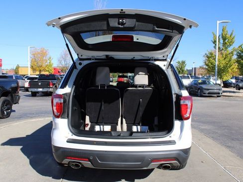 Used 2018 Ford Explorer XLT image 9