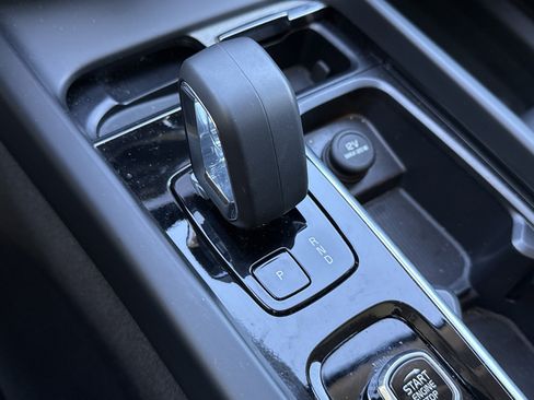 Used 2025 Volvo XC60 B5 Plus image 26