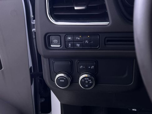 Used 2023 GMC Yukon SLT w/ SLT Luxury Package image 30