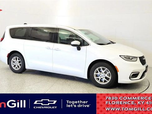 Used 2023 Chrysler Pacifica Touring-L FWD image 1