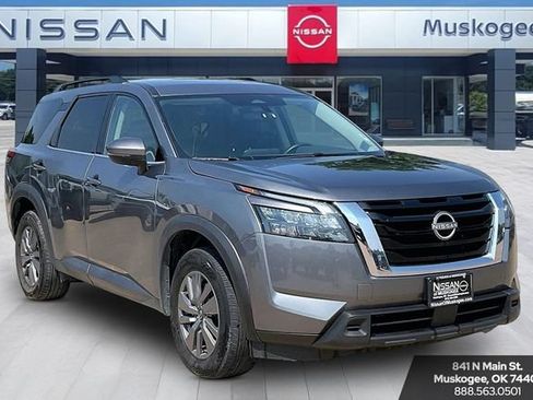 Used 2025 Nissan Pathfinder SV AWD/4WD image 1