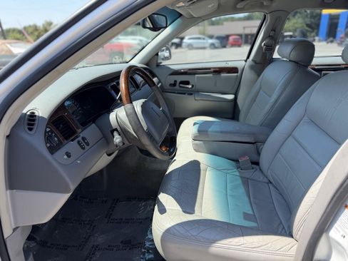 Used 2002 Lincoln Town Car Signature RWD image 10