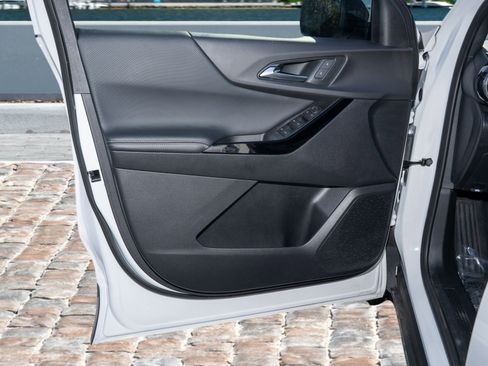 Used 2025 Chevrolet Equinox LT w/ Safety and Technology Package image 10