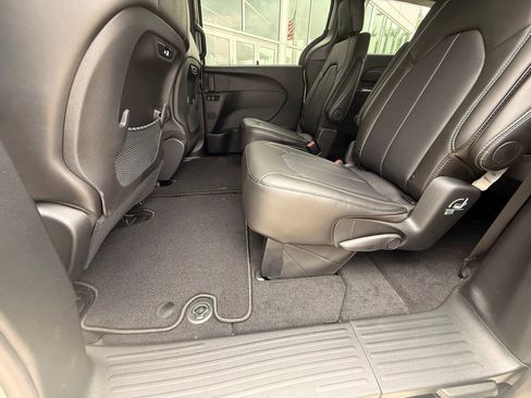 New 2026 Chrysler Pacifica Select FWD image 28