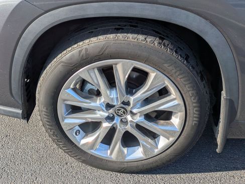 Used 2023 Toyota Highlander Limited image 13