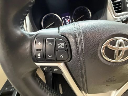 Used 2015 Toyota Highlander XLE AWD/4WD image 16
