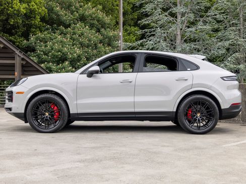 Certified 2024 Porsche Cayenne S AWD/4WD image 2