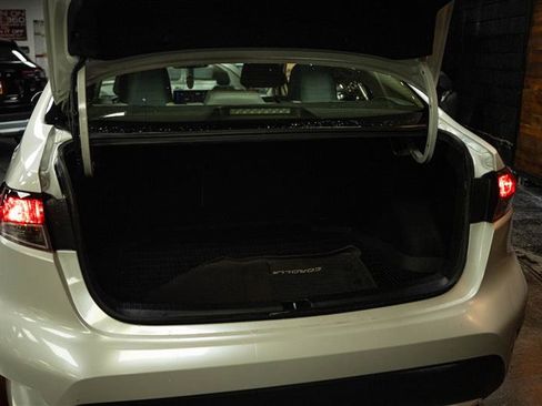 Used 2020 Toyota Corolla LE FWD image 7