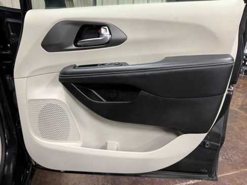 Used 2023 Chrysler Pacifica Touring-L FWD image 30