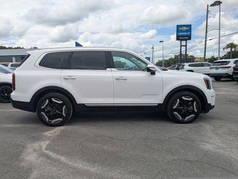 Used 2025 Kia Telluride S FWD image 3