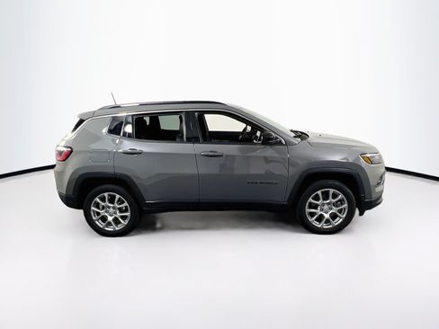 Used 2023 Jeep Compass Latitude AWD/4WD image 4
