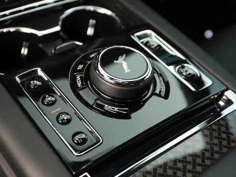 Used 2025 Rolls-Royce Cullinan Black Badge AWD/4WD image 30