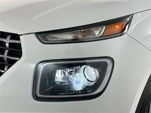 Used 2022 Hyundai Venue Limited image 31