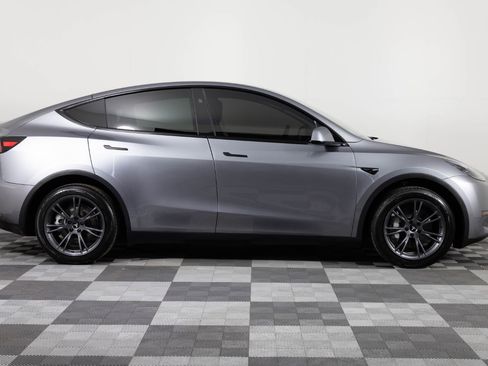 Used 2025 Tesla Model Y Long Range RWD image 9