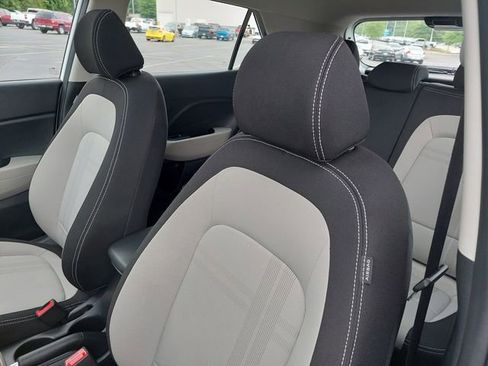 Used 2025 Hyundai Venue SEL FWD image 17