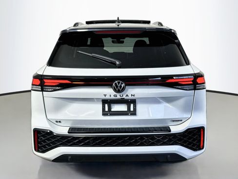 Used 2025 Volkswagen Tiguan SE R-Line AWD/4WD image 6