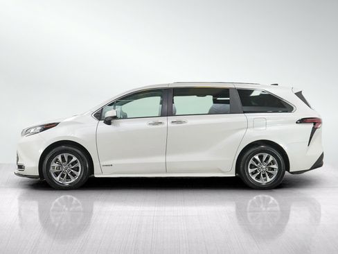 Used 2021 Toyota Sienna XLE AWD/4WD image 2