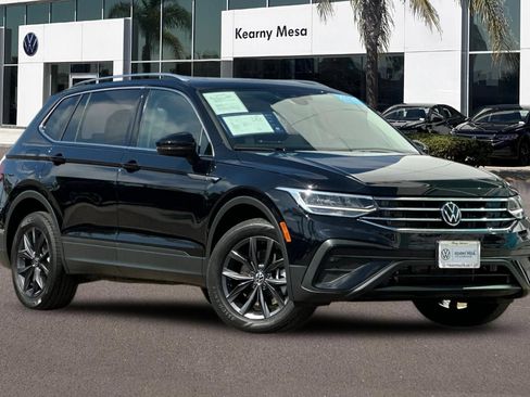Used 2022 Volkswagen Tiguan SE w/ Panoramic Sunroof Package FWD image 2