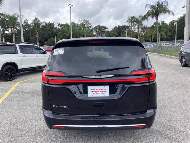 Used 2024 Chrysler Pacifica Touring-L FWD image 3