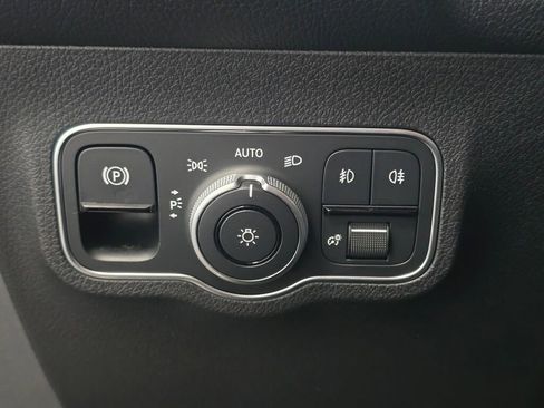 Used 2025 Mercedes-Benz GLB 250 4MATIC image 34