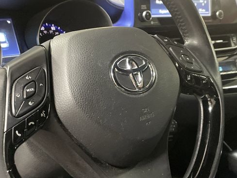Used 2022 Toyota C-HR XLE image 10