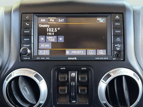 Used 2016 Jeep Wrangler Unlimited Rubicon w/ Connectivity Group AWD/4WD image 25