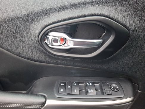 Used 2021 Jeep Cherokee Latitude Lux w/ Comfort/Convenience Group image 13