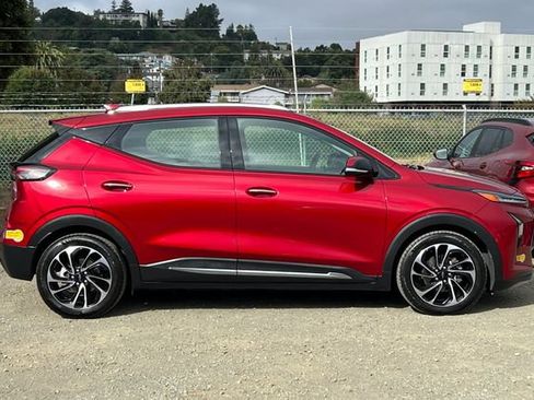 Used 2022 Chevrolet Bolt EUV Premier w/ Sun & Sound Package FWD image 3